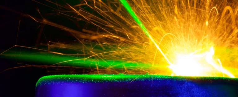 Światło lasera i rozgrzanego metalu