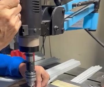 Obróbka elementów metalowych w hali