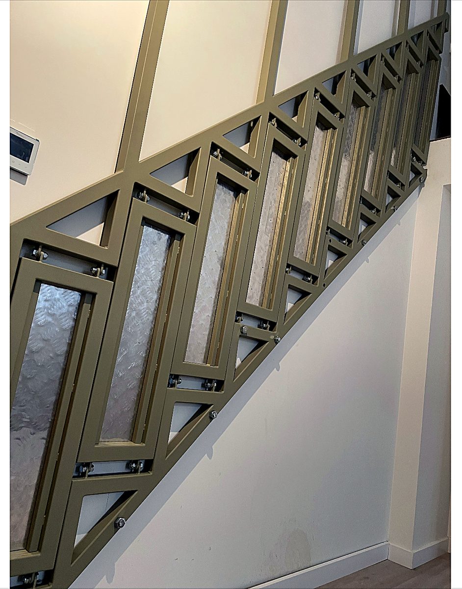 Schody składane z ażurową balustradą