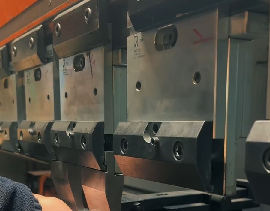 Prasa krawędziowa CNC podczas gięcia blachy